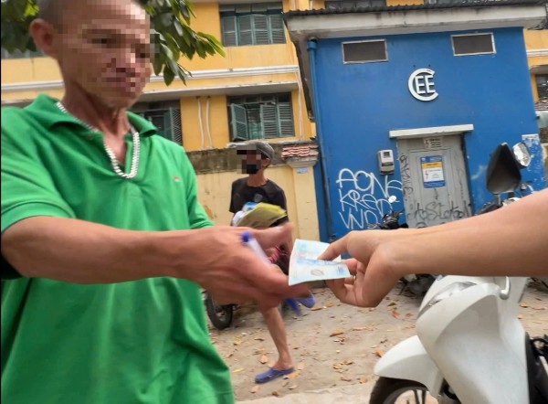 TP.HCM: Tái diễn tình trạng 'xẻ thịt' vỉa hè, thu phí giữ xe trên trời