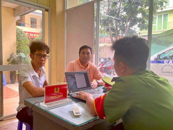 TP.HCM: Tài khoản nhận số tiền lạ, người đàn ông trình báo công an TP.HCM: Tài khoản nhận số tiền lạ, người đàn ông trình báo công an