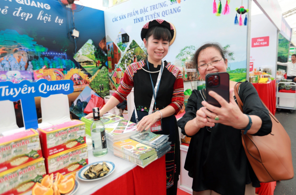 TP.HCM mở tuần lễ đặc sản vùng miền, khuyến mại lớn để người dân sắm Tết sớm TP.HCM mở tuần lễ đặc sản vùng miền, khuyến mại lớn để người dân sắm Tết sớm