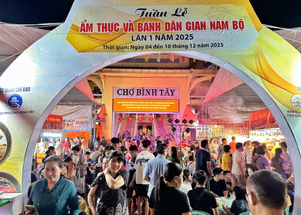 TP.HCM tối nay: 'Biển người' đổ về lễ hội ẩm thực ở ngôi chợ trăm tuổi