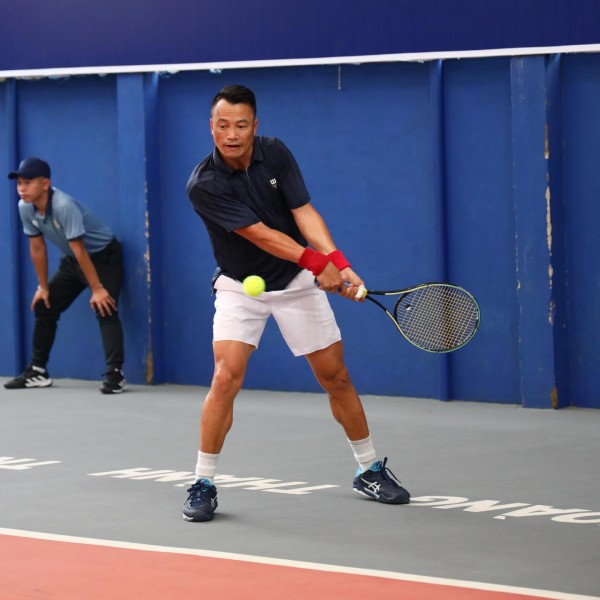Tay vợt Hoàng Thành Trung bền bỉ theo đuổi đam mê quần vợt