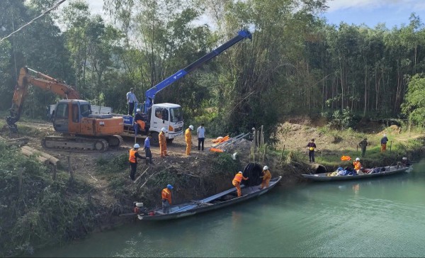 Thôn, bản heo hút giữa rừng Trường Sơn bừng sáng ánh điện Thôn, bản heo hút giữa rừng Trường Sơn bừng sáng ánh điện