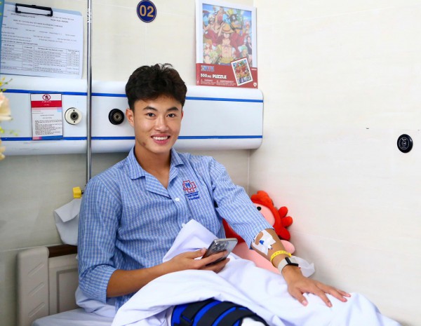 Tiền vệ U.23 Việt Nam Nguyễn Văn Trường nói điều xúc động sau ca phẫu thuật