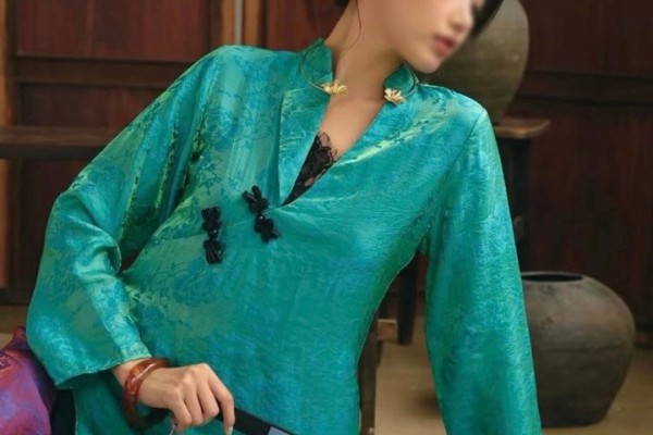 Trước áo dài khoét ngực, nhiều mẫu áo dài cách tân đã từng gây tranh cãi dữ dội