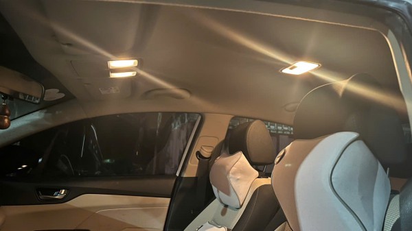 Vì sao không nên bật đèn nội thất ô tô khi lái xe ban đêm?