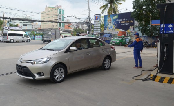 Vì sao nên tắt động cơ khi đổ xăng cho ô tô?