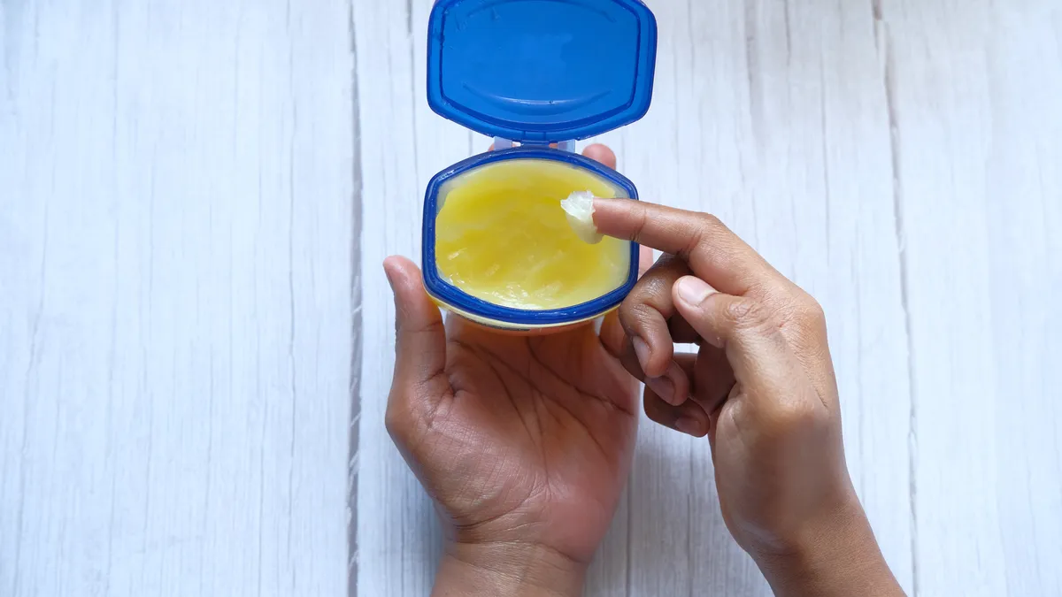 Vì sao trào lưu bôi vaseline lên mặt mùa đông lại gây sốt?