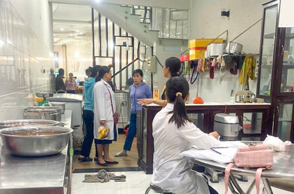 Vụ nghi ngộ độc ở Quảng Ngãi: Bệnh nhân tăng, cơ sở bánh mì xin lỗi khách Vụ nghi ngộ độc ở Quảng Ngãi: Bệnh nhân tăng, cơ sở bánh mì xin lỗi khách