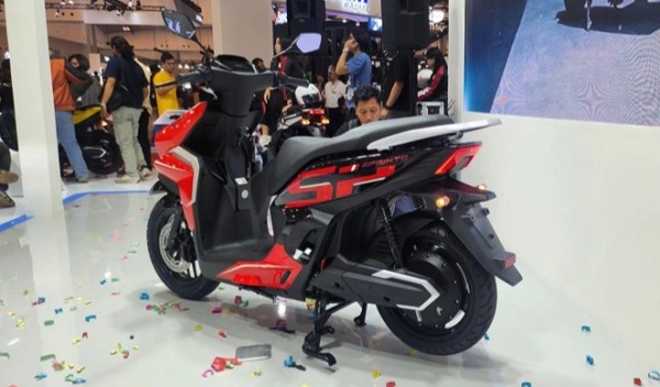 Xe máy điện 'Made in Indonesia' bán gần 500 xe sau 5 ngày, thách thức VinFast