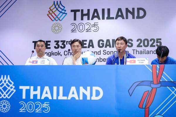 Bại tướng của Kim Sang-sik chia tay đội tuyển và U.23 Lào, chưa lộ diện người trám chỗ