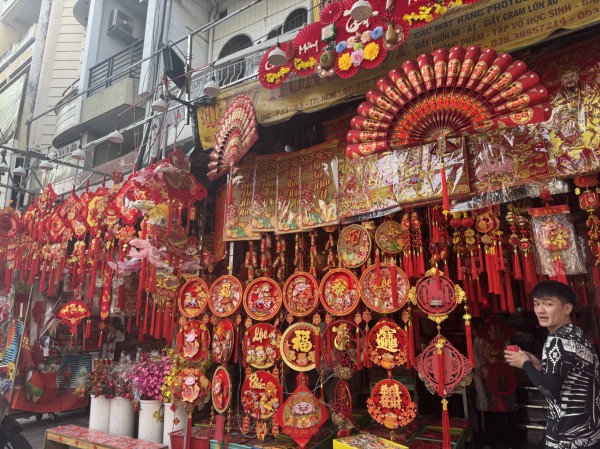 Vào mùa kinh doanh tết, phố phụ kiện trang trí rực rỡ sắc màu