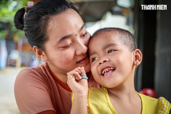 'Con muốn sống': 3,9 tỉ đồng đến với 43 bệnh nhi ung thư