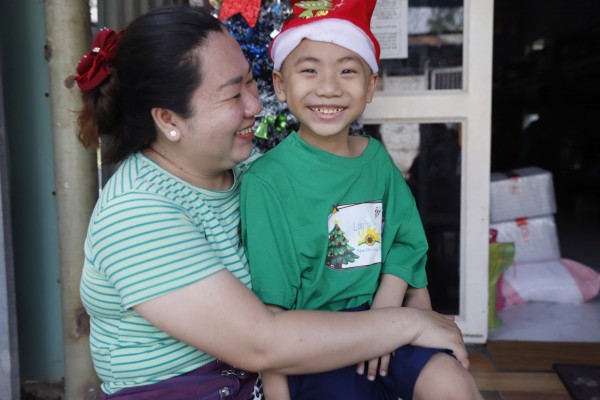 'Con muốn sống': 3,9 tỉ đồng đến với 43 bệnh nhi ung thư