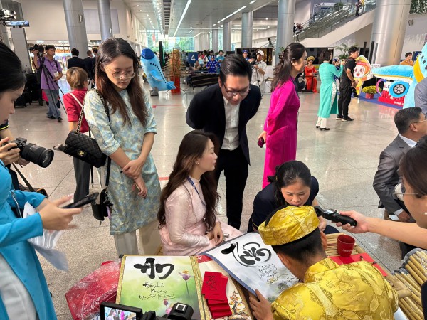 Rộn ràng đón đoàn khách quốc tế đầu tiên 'xông đất' TP.HCM năm 2026