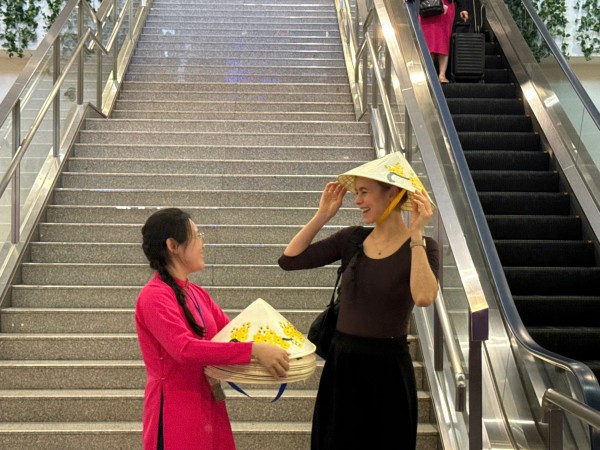 Rộn ràng đón đoàn khách quốc tế đầu tiên 'xông đất' TP.HCM năm 2026