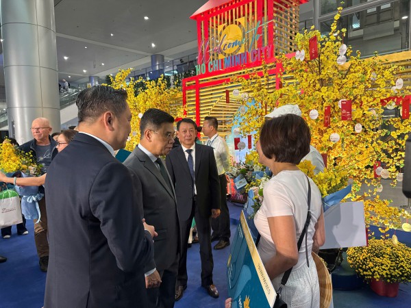 Rộn ràng đón đoàn khách quốc tế đầu tiên 'xông đất' TP.HCM năm 2026