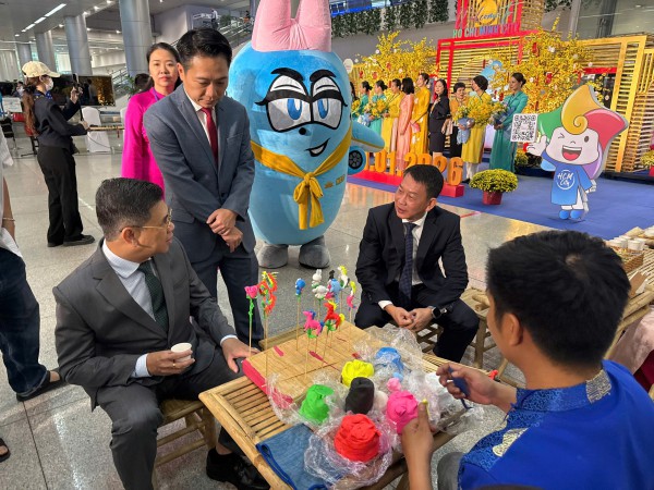 Rộn ràng đón đoàn khách quốc tế đầu tiên 'xông đất' TP.HCM năm 2026