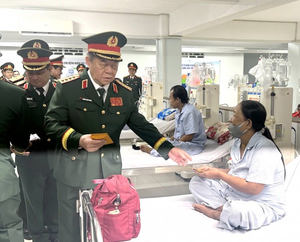 Đại tướng Nguyễn Trọng Nghĩa thăm Bệnh viện Quân y 121 và tặng quà bệnh nhân Đại tướng Nguyễn Trọng Nghĩa thăm Bệnh viện Quân y 121 và tặng quà bệnh nhân