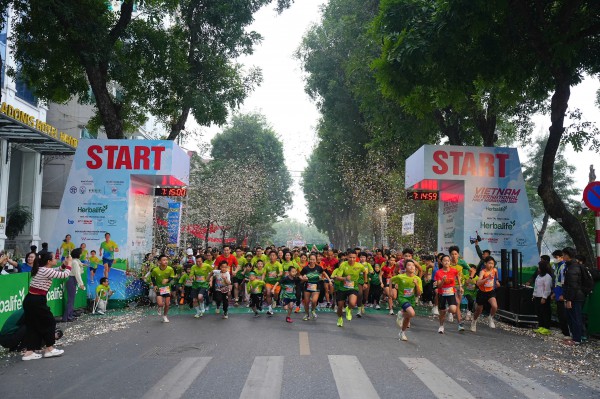Nguyễn Thị Oanh và Hoàng Nguyên Thanh vô địch giải bán marathon, cùng 7.000 runner chào năm mới tại Hà Nội Nguyễn Thị Oanh và Hoàng Nguyên Thanh vô địch giải bán marathon, cùng 7.000 runner chào năm mới tại Hà Nội