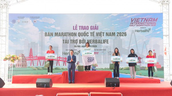 Nguyễn Thị Oanh và Hoàng Nguyên Thanh vô địch giải bán marathon, cùng 7.000 runner chào năm mới tại Hà Nội Nguyễn Thị Oanh và Hoàng Nguyên Thanh vô địch giải bán marathon, cùng 7.000 runner chào năm mới tại Hà Nội