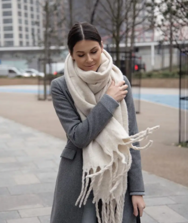Cách dùng khăn choàng đơn giản để vừa tạo phong cách thời trang vừa giữ ấm