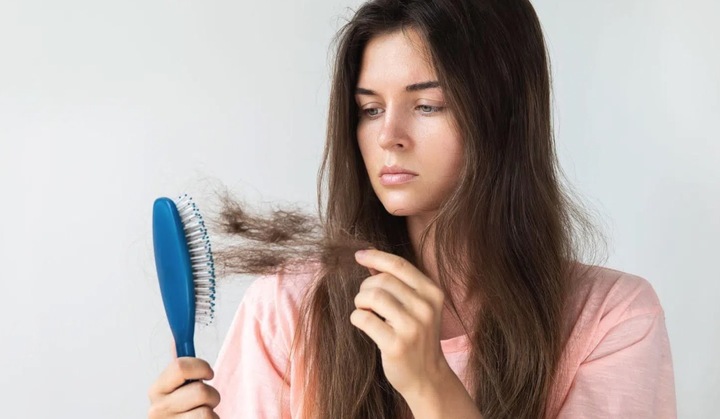 8 dấu hiệu tóc đang lão hóa sớm