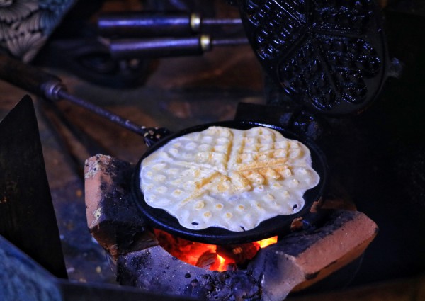 TP.HCM có hàng quán kỳ lạ: Cụ bà U.90 bán bánh kẹp lúc 0 giờ...