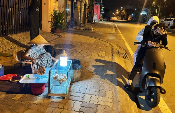 TP.HCM có hàng quán kỳ lạ: Cụ bà U.90 bán bánh kẹp lúc 0 giờ...