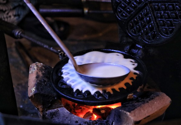 TP.HCM có hàng quán kỳ lạ: Cụ bà U.90 bán bánh kẹp lúc 0 giờ...