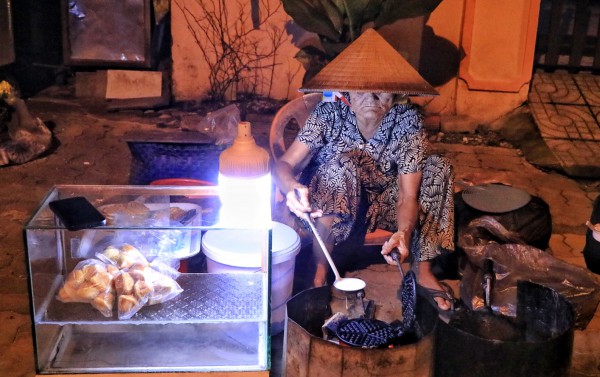 TP.HCM có hàng quán kỳ lạ: Cụ bà U.90 bán bánh kẹp lúc 0 giờ...