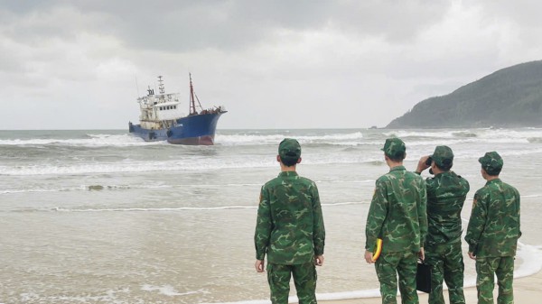 Kiểm tra tàu cá nước ngoài mắc cạn ở Quảng Ngãi: Không phát hiện ngư cụ Kiểm tra tàu cá nước ngoài mắc cạn ở Quảng Ngãi: Không phát hiện ngư cụ