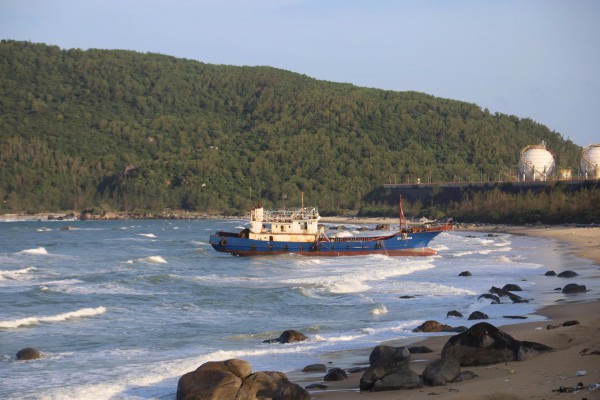 Kiểm tra tàu cá nước ngoài mắc cạn ở Quảng Ngãi: Không phát hiện ngư cụ Kiểm tra tàu cá nước ngoài mắc cạn ở Quảng Ngãi: Không phát hiện ngư cụ