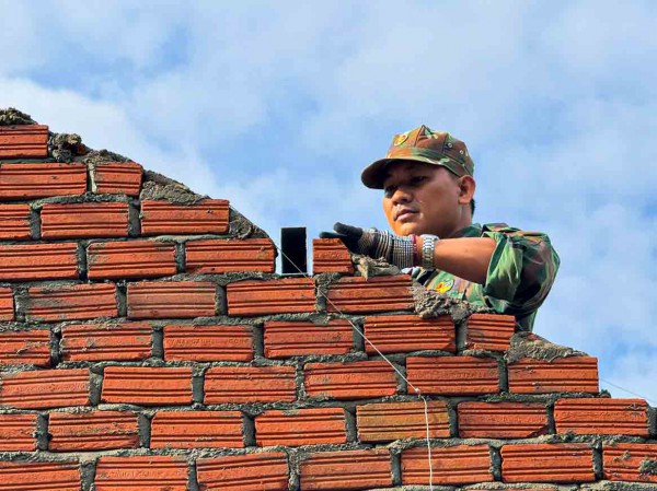 Tái thiết vùng rốn lũ: Xây nhà cho dân giữa đại ngàn Trường Sơn Tái thiết vùng rốn lũ: Xây nhà cho dân giữa đại ngàn Trường Sơn