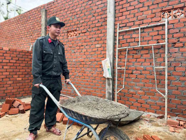 Tái thiết vùng rốn lũ: Xây nhà cho dân giữa đại ngàn Trường Sơn Tái thiết vùng rốn lũ: Xây nhà cho dân giữa đại ngàn Trường Sơn