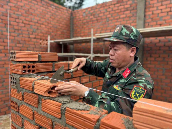 Tái thiết vùng rốn lũ: Xây nhà cho dân giữa đại ngàn Trường Sơn Tái thiết vùng rốn lũ: Xây nhà cho dân giữa đại ngàn Trường Sơn