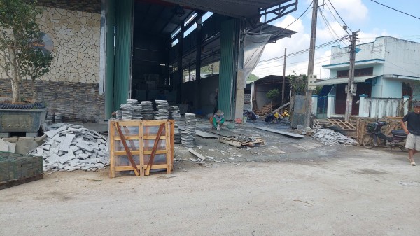 Cơ sở phế liệu, gia công đá 'bủa vây' khu tái định cư