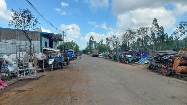 Cơ sở phế liệu, gia công đá 'bủa vây' khu tái định cư