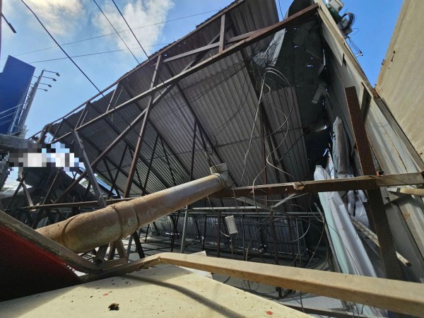 Đắk Lắk: Sập bảng hiệu cửa hàng điện thoại di động, một người bị thương Đắk Lắk: Sập bảng hiệu cửa hàng điện thoại di động, một người bị thương