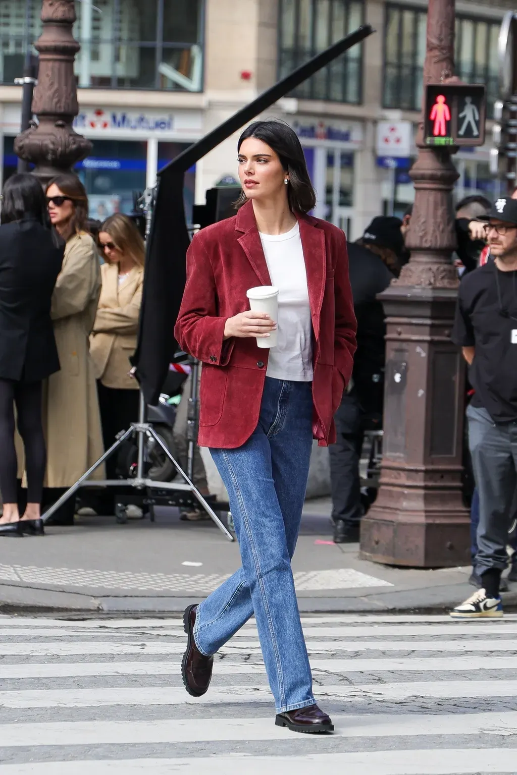 Gigi Hadid, Hailey Bieber tích cực lăng xê giày loafer Gigi Hadid, Hailey Bieber tích cực lăng xê giày loafer