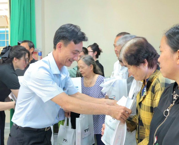 Xã Củ Chi tổ chức trao quà tết cho các hộ dân khó khăn