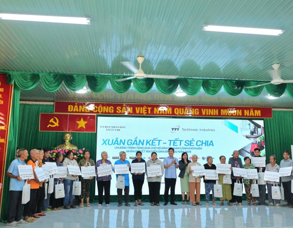 Xã Củ Chi tổ chức trao quà tết cho các hộ dân khó khăn