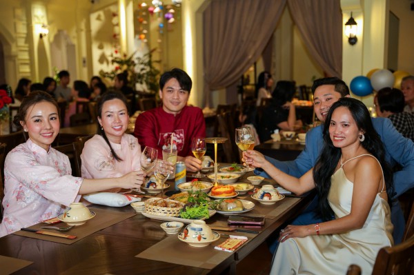 Mâm cỗ tết 3 miền trình làng tại TP.HCM: Thực khách hào hứng ăn tết sớm