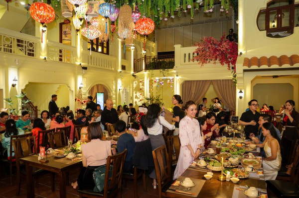Mâm cỗ tết 3 miền trình làng tại TP.HCM: Thực khách hào hứng ăn tết sớm