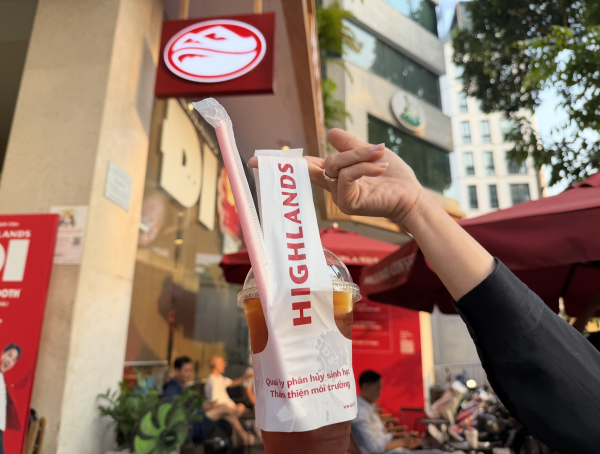 Highlands Coffee bán lại trà sen vàng, trà vải ở một số cửa hàng Highlands Coffee bán lại trà sen vàng, trà vải ở một số cửa hàng