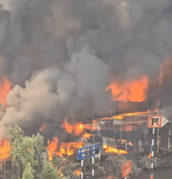 Cháy lớn dãy nhà dân cạnh chợ Bình Trưng, TP.HCM