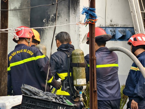 Cháy lớn dãy nhà dân cạnh chợ Bình Trưng, TP.HCM