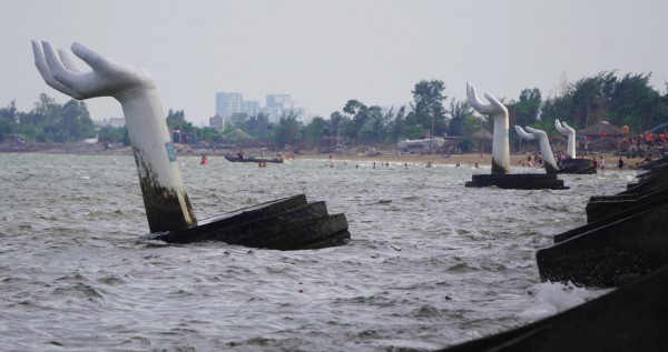 Phá dỡ 5 bàn tay khổng lồ trên biển Hải Tiến