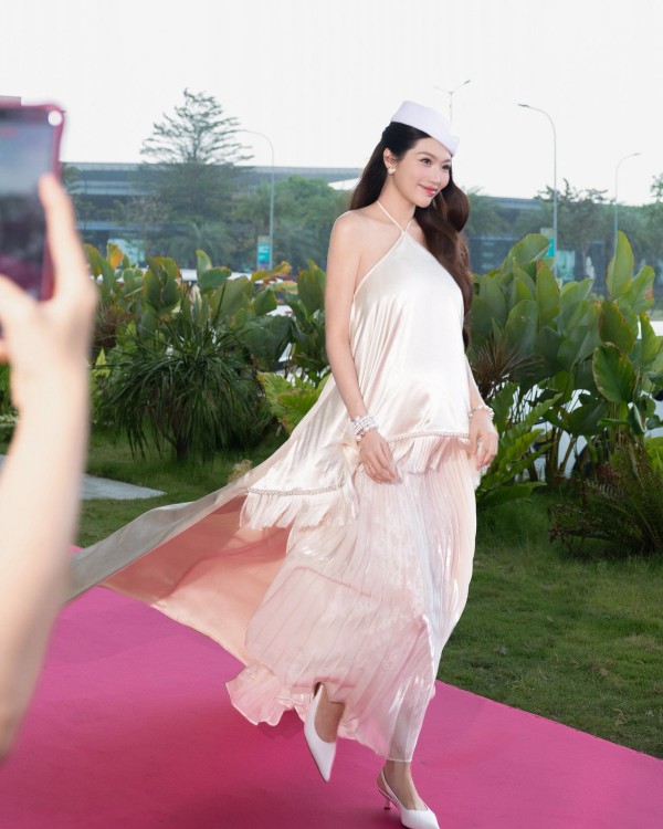 Á hậu Quỳnh Châu mang thai vẫn theo đuổi phong cách gợi cảm Á hậu Quỳnh Châu mang thai vẫn theo đuổi phong cách gợi cảm
