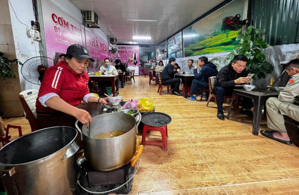 Quán bánh canh không tên giá 15.000 đồng ở Huế: Vài giờ bán hết 3 nồi lớn Quán bánh canh không tên giá 15.000 đồng ở Huế: Vài giờ bán hết 3 nồi lớn