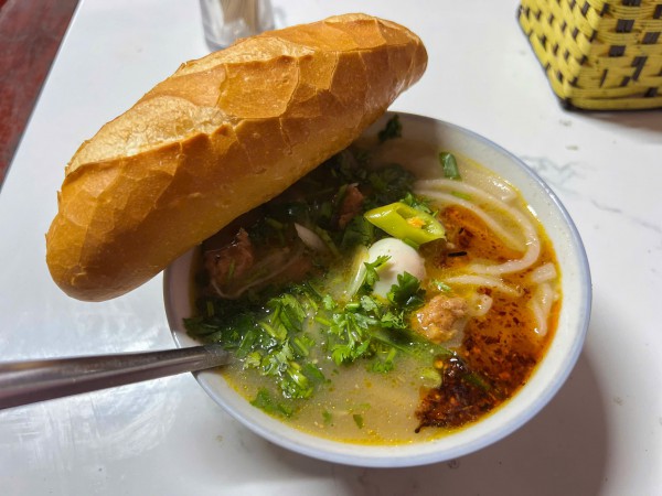 Quán bánh canh không tên giá 15.000 đồng ở Huế: Vài giờ bán hết 3 nồi lớn Quán bánh canh không tên giá 15.000 đồng ở Huế: Vài giờ bán hết 3 nồi lớn